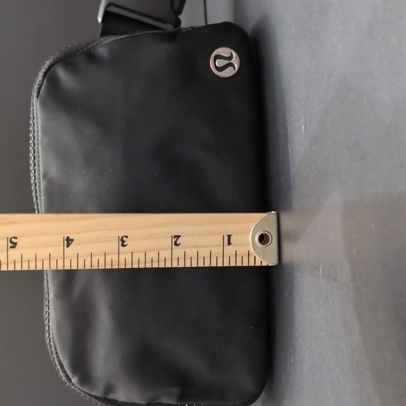 Lululemon Athletica Everywhere Woman's Belt Bag, Black. - Picture 10 of 11
